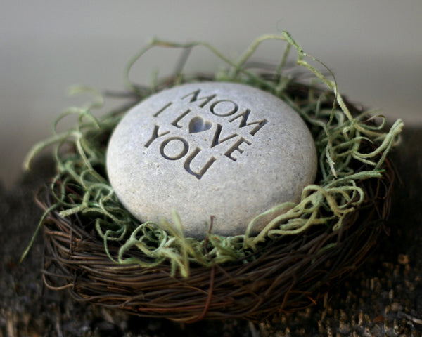 MOM I love you -  The Pebble Nest (TM) by SJ-Engraving - Ready To Ship