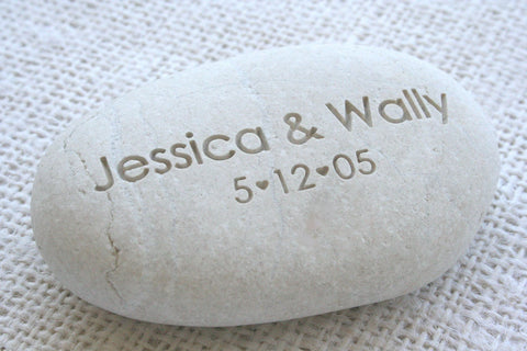 Oathing Stone with couple's names and date - Personalized wedding pebbles for engagement, wedding ceremony or anniversary