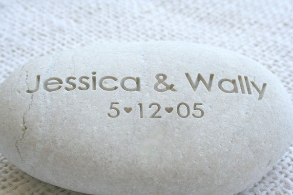 Oathing Stone with couple's names and date - Personalized wedding pebbles for engagement, wedding ceremony or anniversary