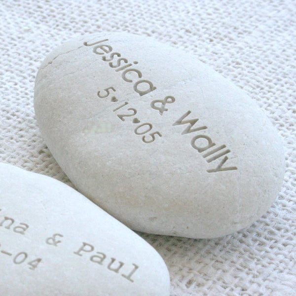 Oathing Stone with couple's names and date - Personalized wedding pebbles for engagement, wedding ceremony or anniversary