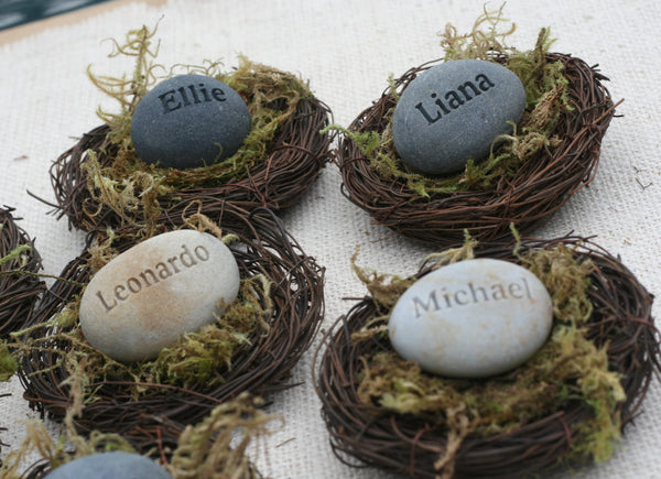 Personalized gift for party guests - Set of 10 favors and place cards - The Pebble Nest by SJ-Engraving