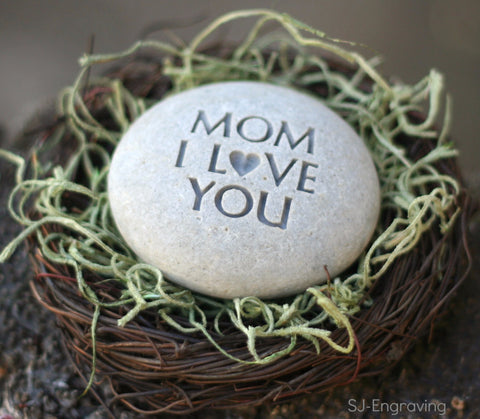 MOM I love you -  The Pebble Nest (TM) by SJ-Engraving - Ready To Ship