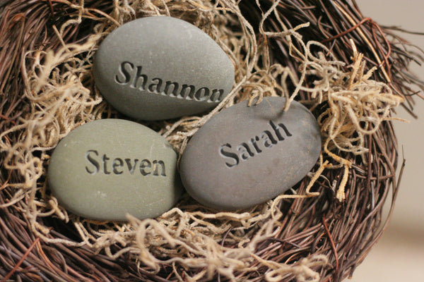 Mother's nest personalized - Set of 3 engraved name stones in bird nest - Mom's Nest (c) by SJ-Engraving