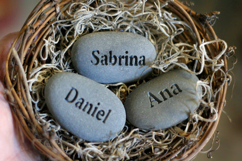 Mother's nest personalized - Set of 3 engraved name stones in bird nest - Mom's Nest (c) by SJ-Engraving