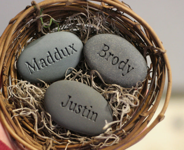 Mother's nest personalized - Set of 3 engraved name stones in bird nest - Mom's Nest (c) by SJ-Engraving